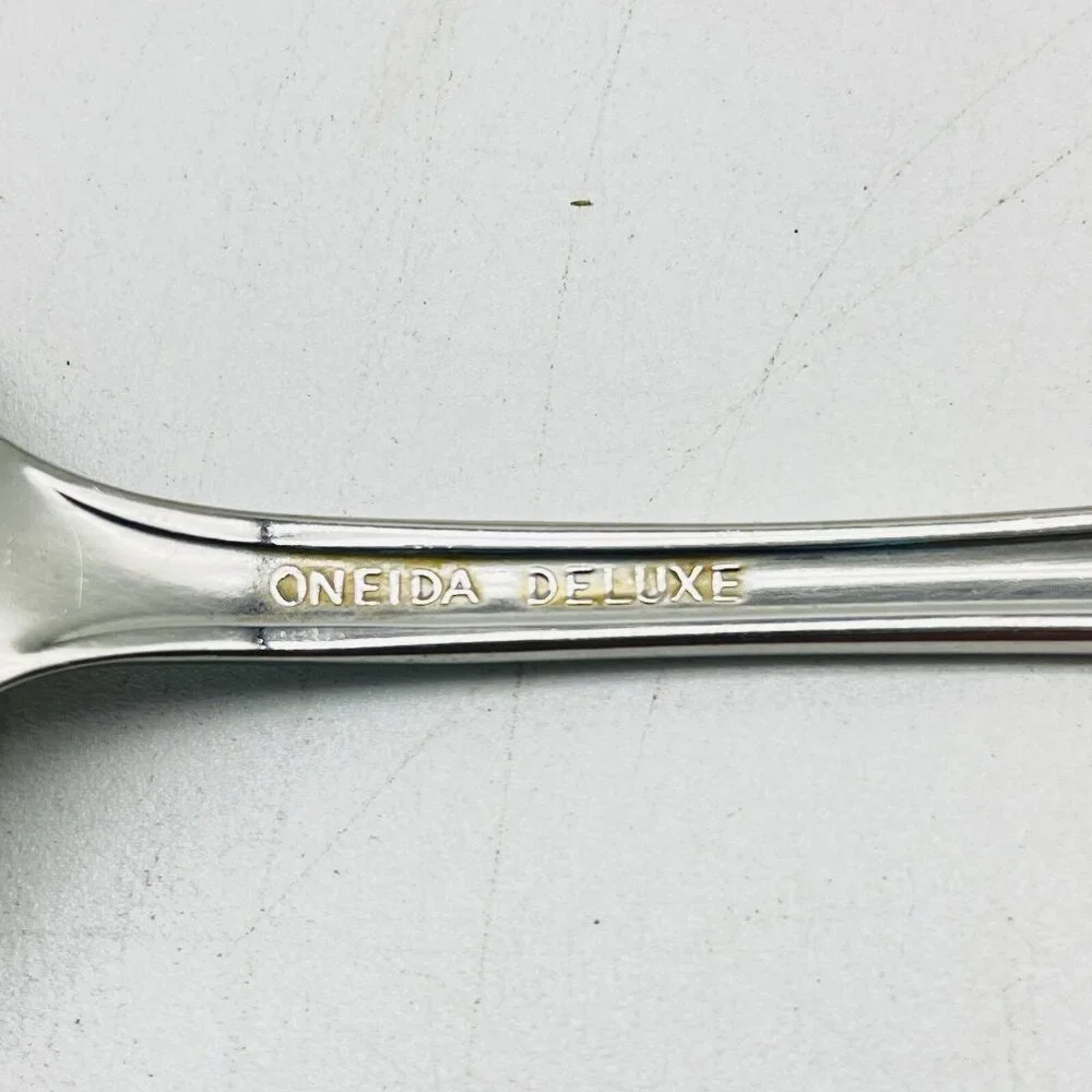 Oneida Stainless Deluxe Table Spoon Tudor Shell Pattern